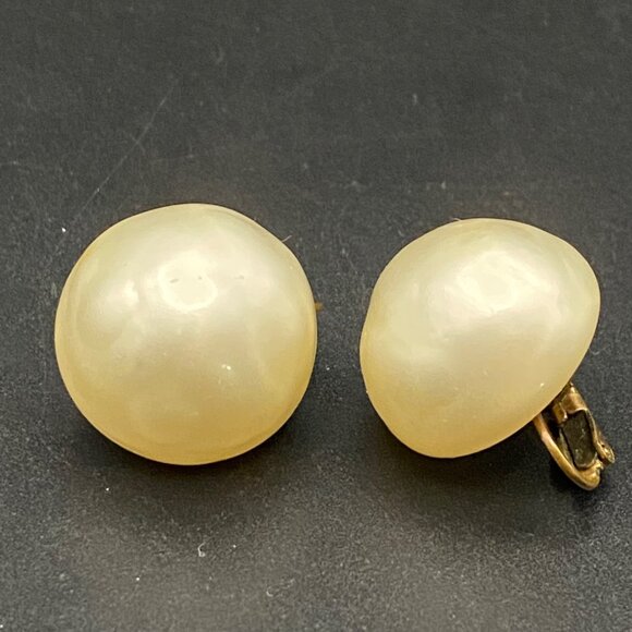 Signed Richelieu Vintage Pearlized Dome Clip On Earrings Gold Tone Mid Century - Picture 1 of 10